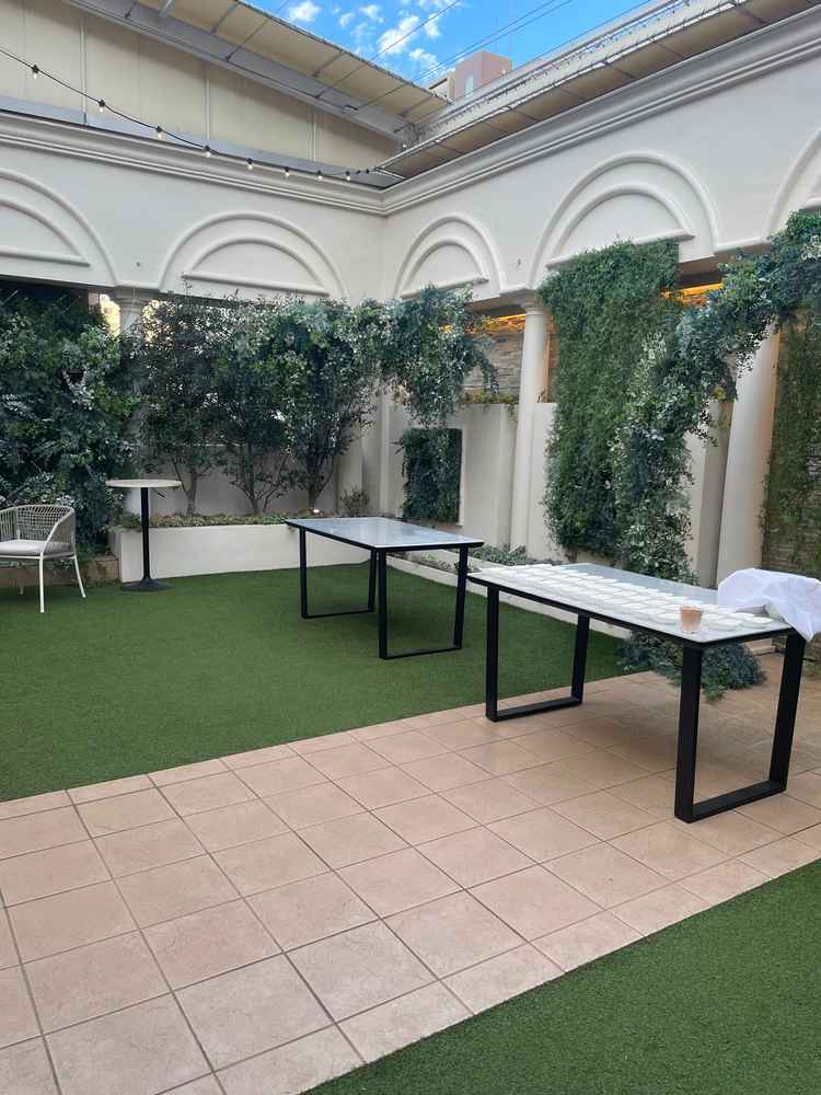 披露宴とつながっているガーデンスペース。全天候型で安心。ウェルカムパーティでみんなと楽しめそう。