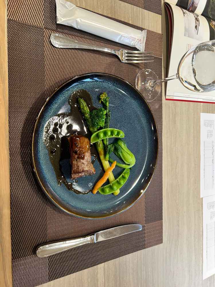 季節のお野菜と料理長が煮込んだソースのかかったお肉料理。トリュフもほのかに香る逸品でした。