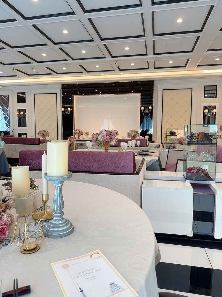 色合いがとて可愛く、ソファタイプの椅子もあり、一人一人がとてもゆったり出来そうな空間が広がっていた。