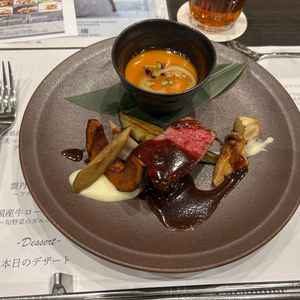 メインのお肉料理。お肉が柔らかく、周りの和の野菜とも相性抜群でした。ウニの茶碗蒸しも絶品でした。