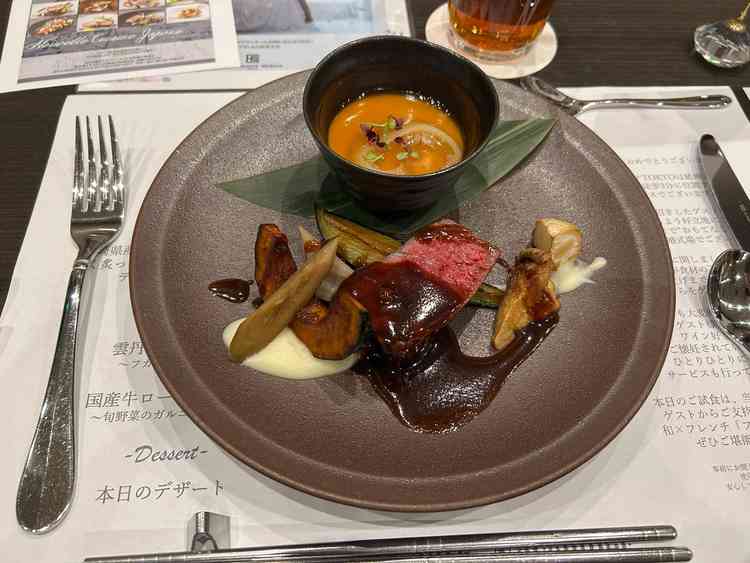 メインのお肉料理。お肉が柔らかく、周りの和の野菜とも相性抜群でした。ウニの茶碗蒸しも絶品でした。