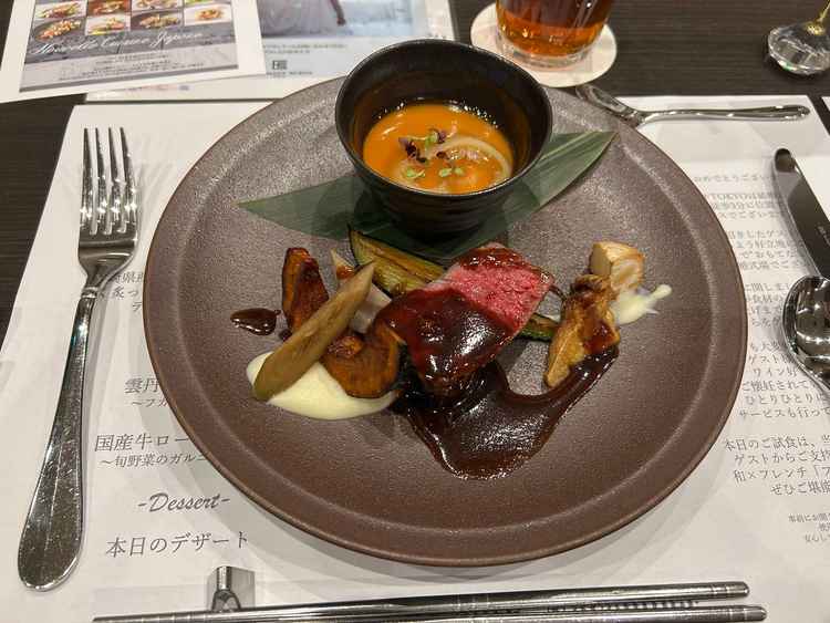 メインのお肉料理。お肉が柔らかく、周りの和の野菜とも相性抜群でした。ウニの茶碗蒸しも絶品でした。