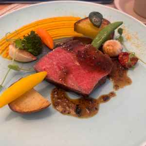 メインの肉料理。味はもちろん、色とりどりの添え野菜が美しい。