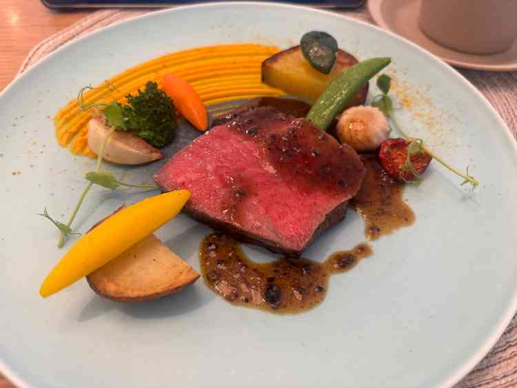 メインの肉料理。味はもちろん、色とりどりの添え野菜が美しい。