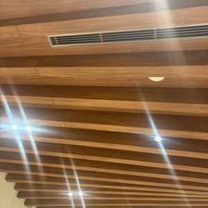 チャペルの天井。波をイメージしているとのこと。