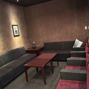 待合スペースは、落ち着いた雰囲気でゲストがゆったり過ごせそうな印象を持ちました。広さにも余裕があり、