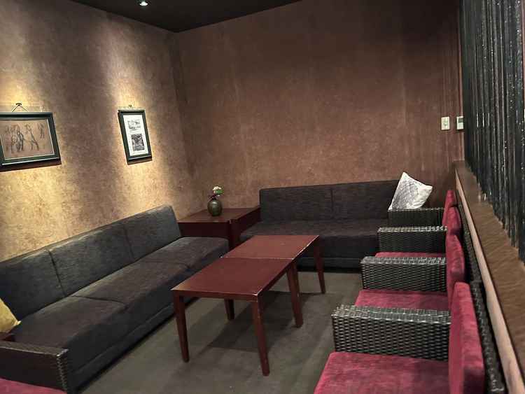 待合スペースは、落ち着いた雰囲気でゲストがゆったり過ごせそうな印象を持ちました。広さにも余裕があり、