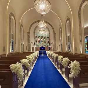 青が印象強いチャペル。全体的に大きく圧巻