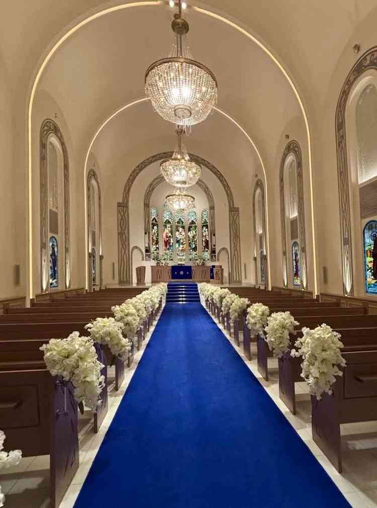 青が印象強いチャペル。全体的に大きく圧巻