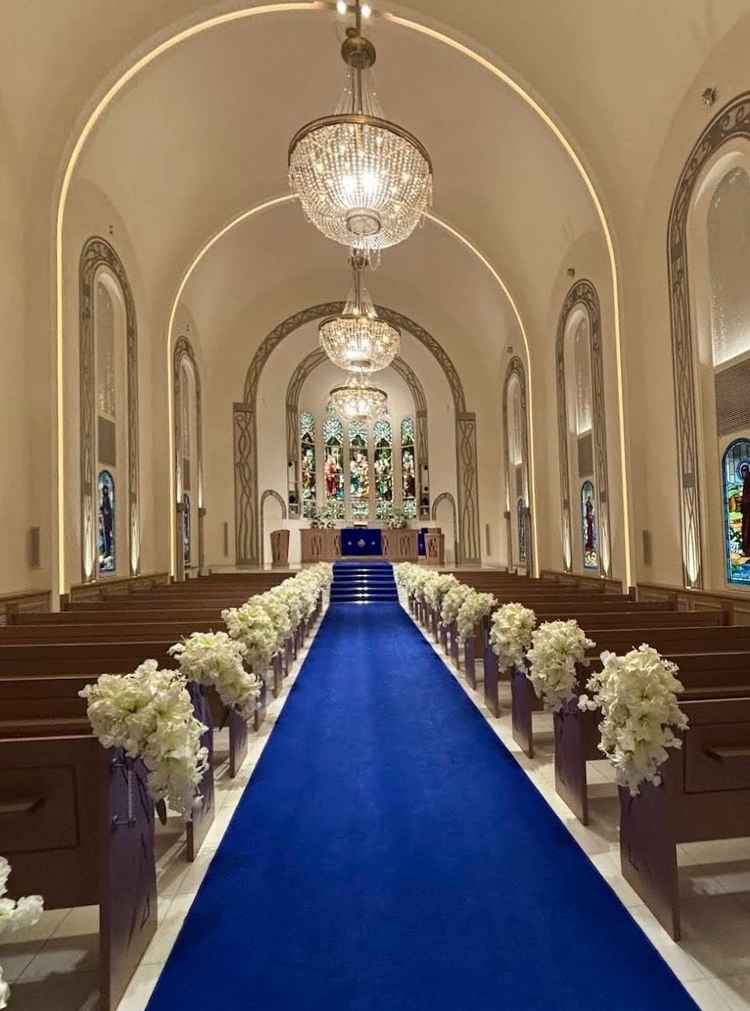 青が印象強いチャペル。全体的に大きく圧巻