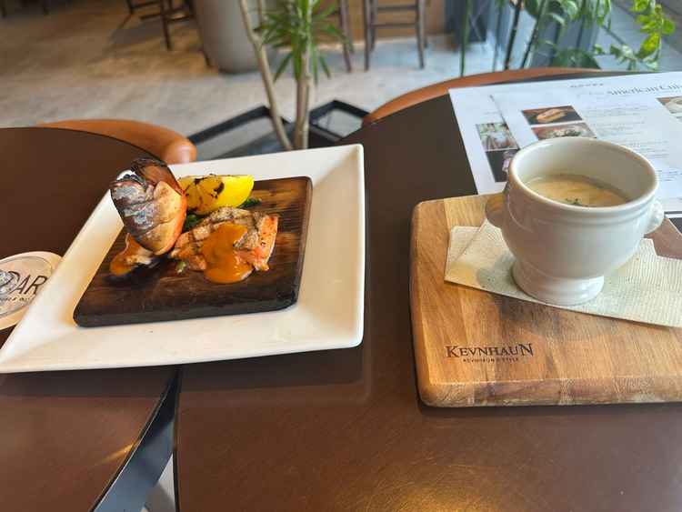 このお店の自慢のクラムチャウダーと、海鮮のグリル。風味も良く期待以上でした。