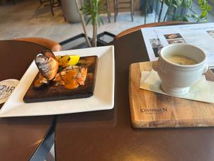 このお店の自慢のクラムチャウダーと、海鮮のグリル。風味も良く期待以上でした。
