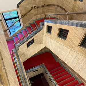 館内の階段。エレベーター移動がメインだが、ここで写真を撮る人も多いというのも頷ける綺麗な場所だった。