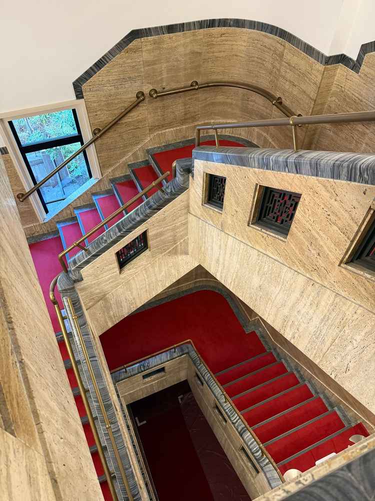 館内の階段。エレベーター移動がメインだが、ここで写真を撮る人も多いというのも頷ける綺麗な場所だった。