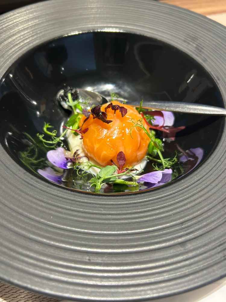 試食会の料理の写真。お花が使われていて華やかだった。