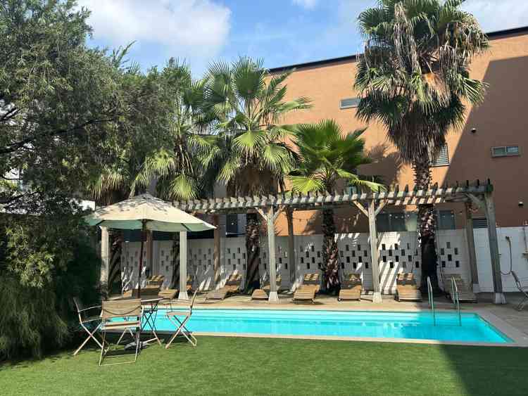 チャペルからも披露宴会場からもプール付きの庭に繋がっています。ここでデザートブッフェなども出来ます。