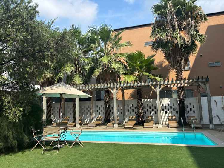 チャペルからも披露宴会場からもプール付きの庭に繋がっています。ここでデザートブッフェなども出来ます。