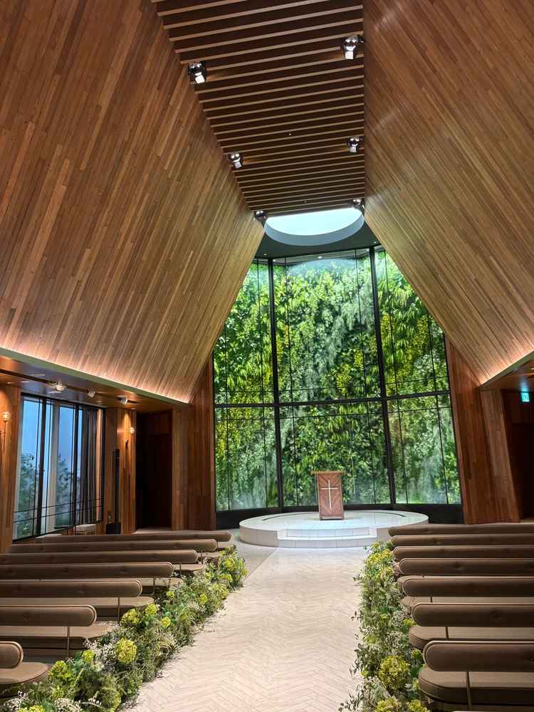 チャペルの写真。天井が高く緑と木目のあたたかみが感じられました