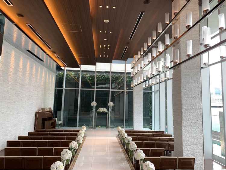 ガラス張りで明るいチャペル。席によって背景（雰囲気）の異なる写真になるというのも素敵だも思いました。