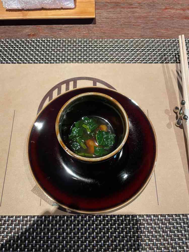 オマール海老が入ったコンソメスープ