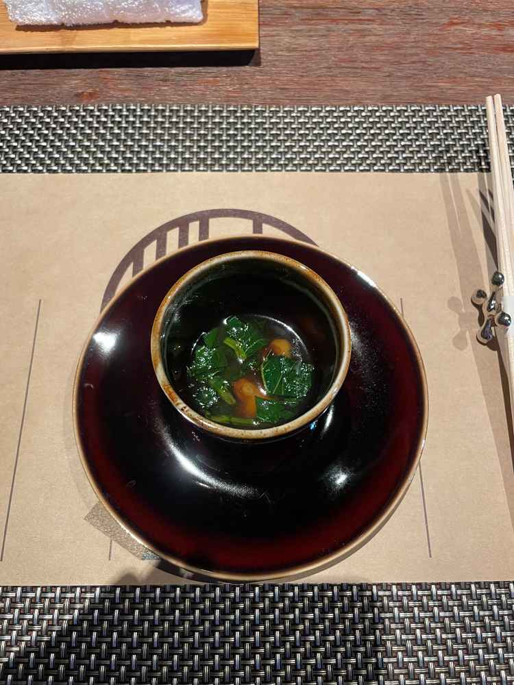 オマール海老が入ったコンソメスープ