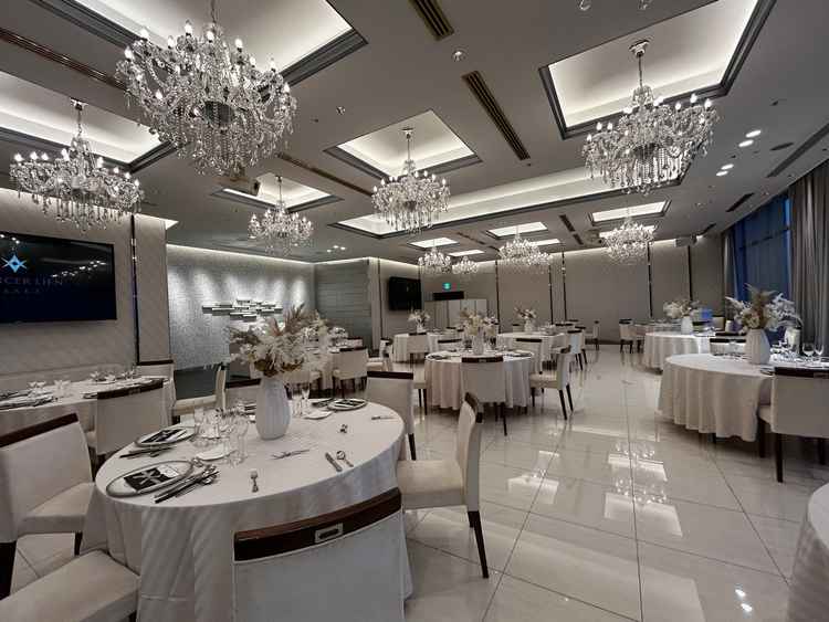 こちらは白っぽい雰囲気の披露宴、かわいらしい