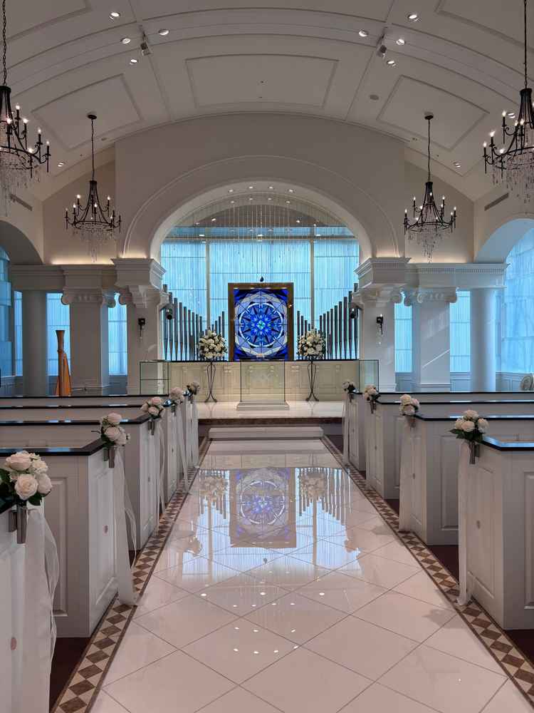 チャペル内。青色が印象的でバージンロードへの反射も綺麗だった。