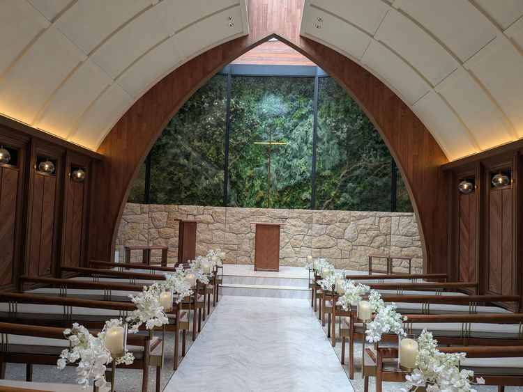 ウェディングドレスが映えるような、あたたかい雰囲気のチャペル