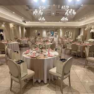 披露宴会場とガーデンが繋がっていて◎スクリーンは高砂を挟んで左右に1つずつ。後ろに1つあれば尚良し