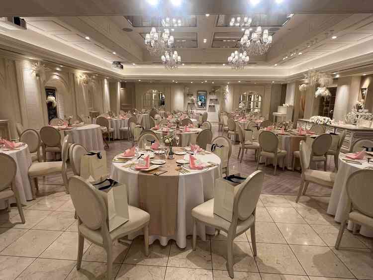 披露宴会場とガーデンが繋がっていて◎スクリーンは高砂を挟んで左右に1つずつ。後ろに1つあれば尚良し