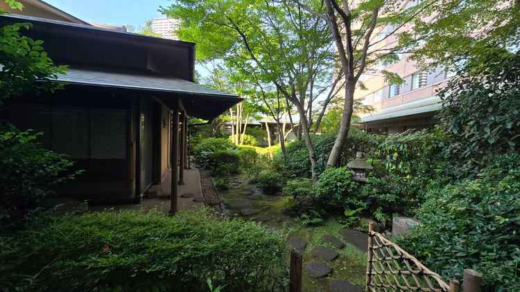 上層階にある庭園です。緑豊かで、茶室もあり、当日は着物で写真を撮影してもらえます。