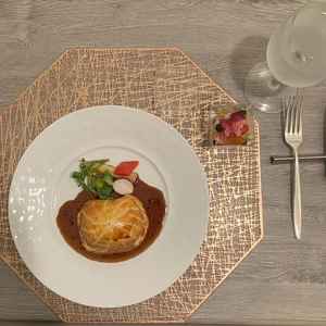 メイン料理。牛フィレのパイ包み。シェフの方が女性と言うことで、繊細な盛り付け。