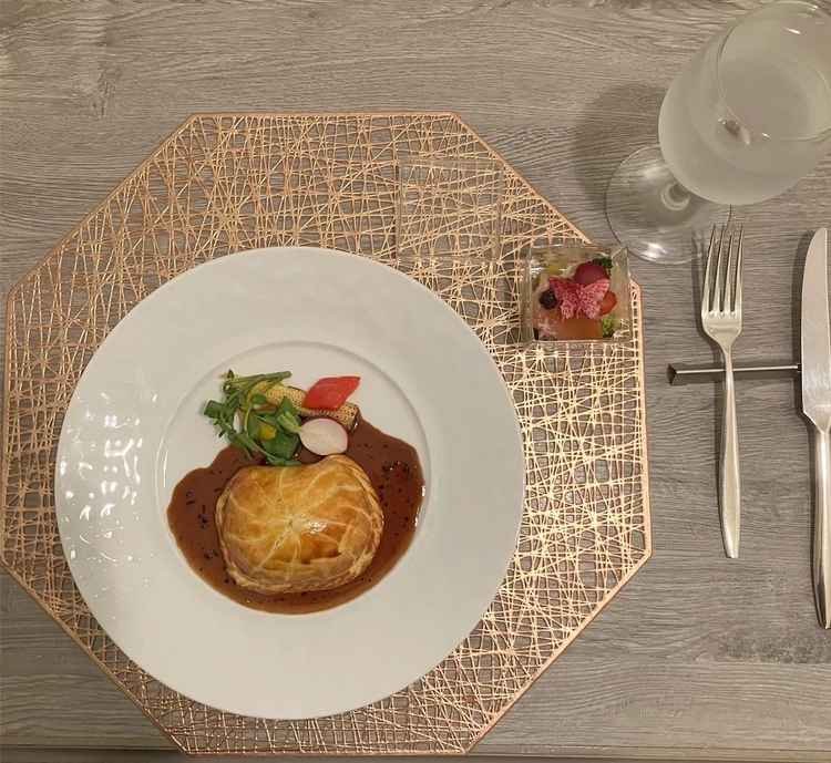 メイン料理。牛フィレのパイ包み。シェフの方が女性と言うことで、繊細な盛り付け。