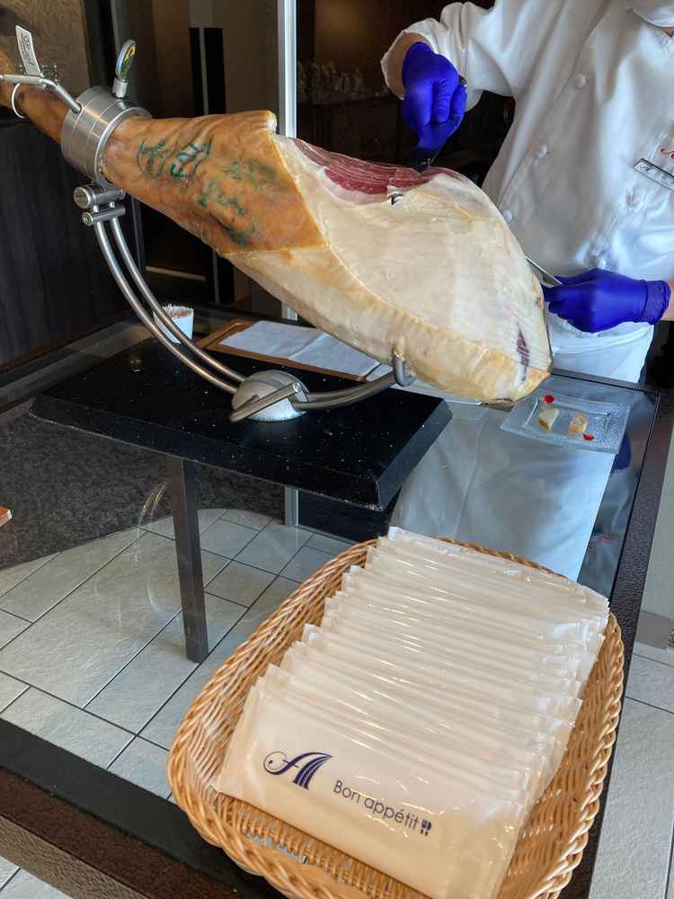 披露宴までの待ち時間に行うパーティで出てくる生ハムの原木です。とても美味しかったです。