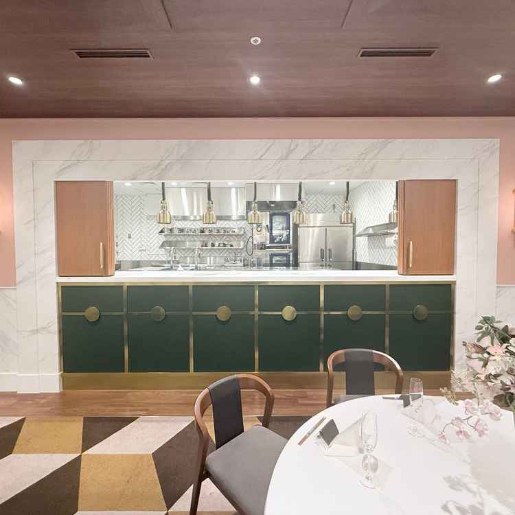 全部の会場にオープンキッチンがついているようで出来立ての食事を提供くださる