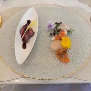 前菜の野菜や魚介類が柑橘系の味がしてとても美味しかったです。