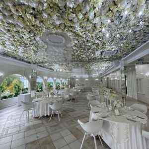 披露宴会場です。天井のお花が色んな色に変えられる演出があり、とても綺麗でした。