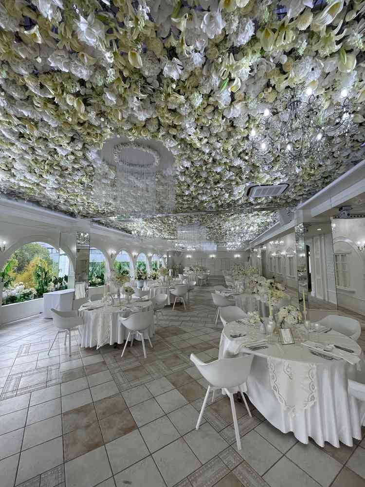 披露宴会場です。天井のお花が色んな色に変えられる演出があり、とても綺麗でした。