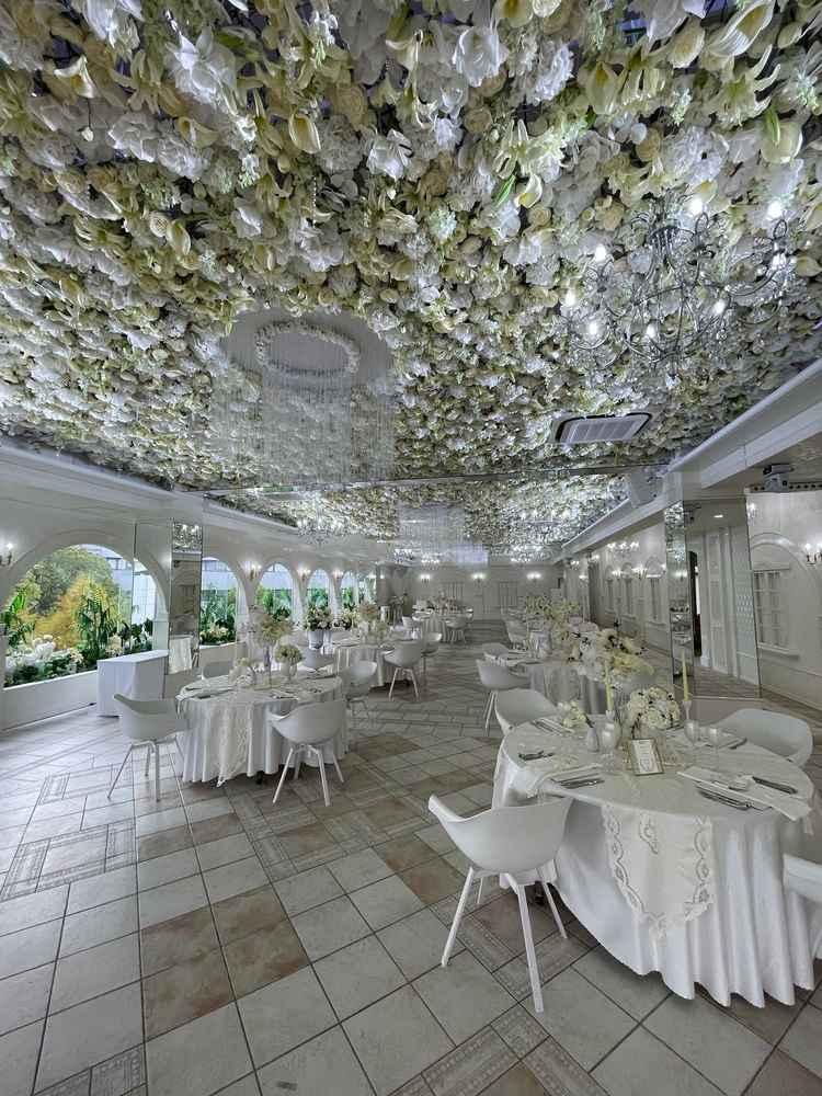 披露宴会場です。天井のお花が色んな色に変えられる演出があり、とても綺麗でした。