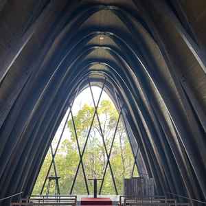 木でできたチャペルで少し暗めでしたがそれが神聖な雰囲気を醸し出していました。