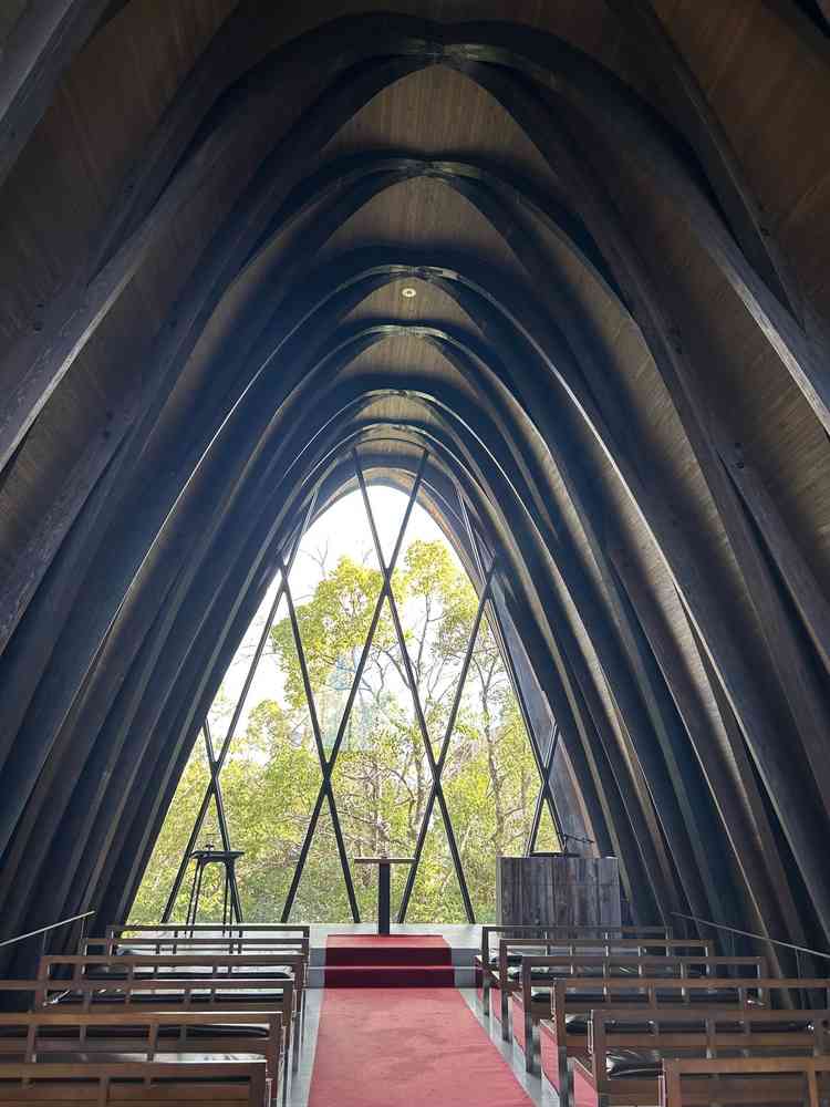 木でできたチャペルで少し暗めでしたがそれが神聖な雰囲気を醸し出していました。