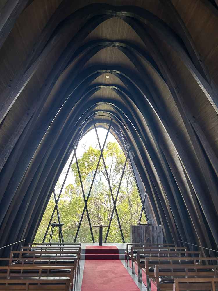 木でできたチャペルで少し暗めでしたがそれが神聖な雰囲気を醸し出していました。