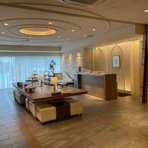 披露宴会場前の待合室です。ウェルカムドリンクを飲んでゆっくり過ごすことができるスペースです。