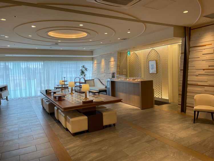 披露宴会場前の待合室です。ウェルカムドリンクを飲んでゆっくり過ごすことができるスペースです。