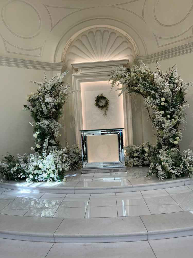 挙式会場の祭壇の雰囲気