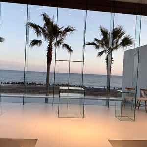 大きなガラス張りのチャペルで、目の前に海が広がる開放感のある空間でした。