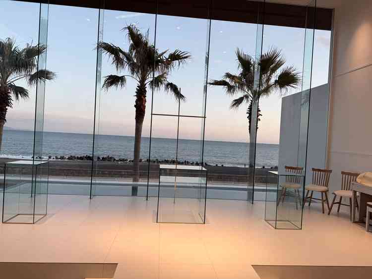 大きなガラス張りのチャペルで、目の前に海が広がる開放感のある空間でした。