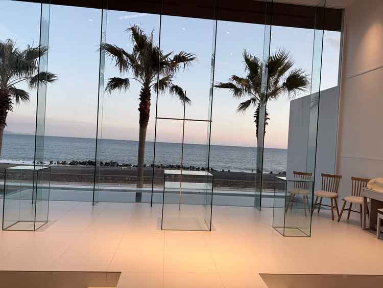 大きなガラス張りのチャペルで、目の前に海が広がる開放感のある空間でした。