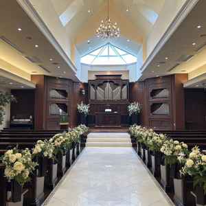 チャペルはグリーンとウッド調でアットホームな温かみのある印象でした。