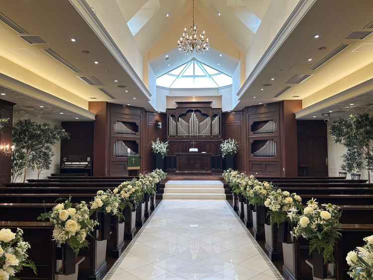 チャペルはグリーンとウッド調でアットホームな温かみのある印象でした。